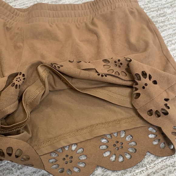 Forever 21 Faux Suede Laser Cut Hot Shorts Size M Caramel Brown Elastic Waist - Picture 5 of 11